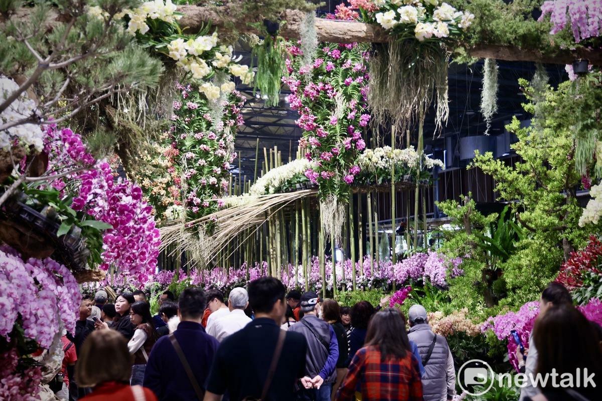 臺灣國際蘭展開園當天適逢國際婦女節，市府邀女性免費入園參觀，創下首日近 4.5萬入園人次，是去年 3倍之多。昨日第二天入園人數也達 2.2萬人次，較去年多了近2,000人。 圖：台南市政府／提供