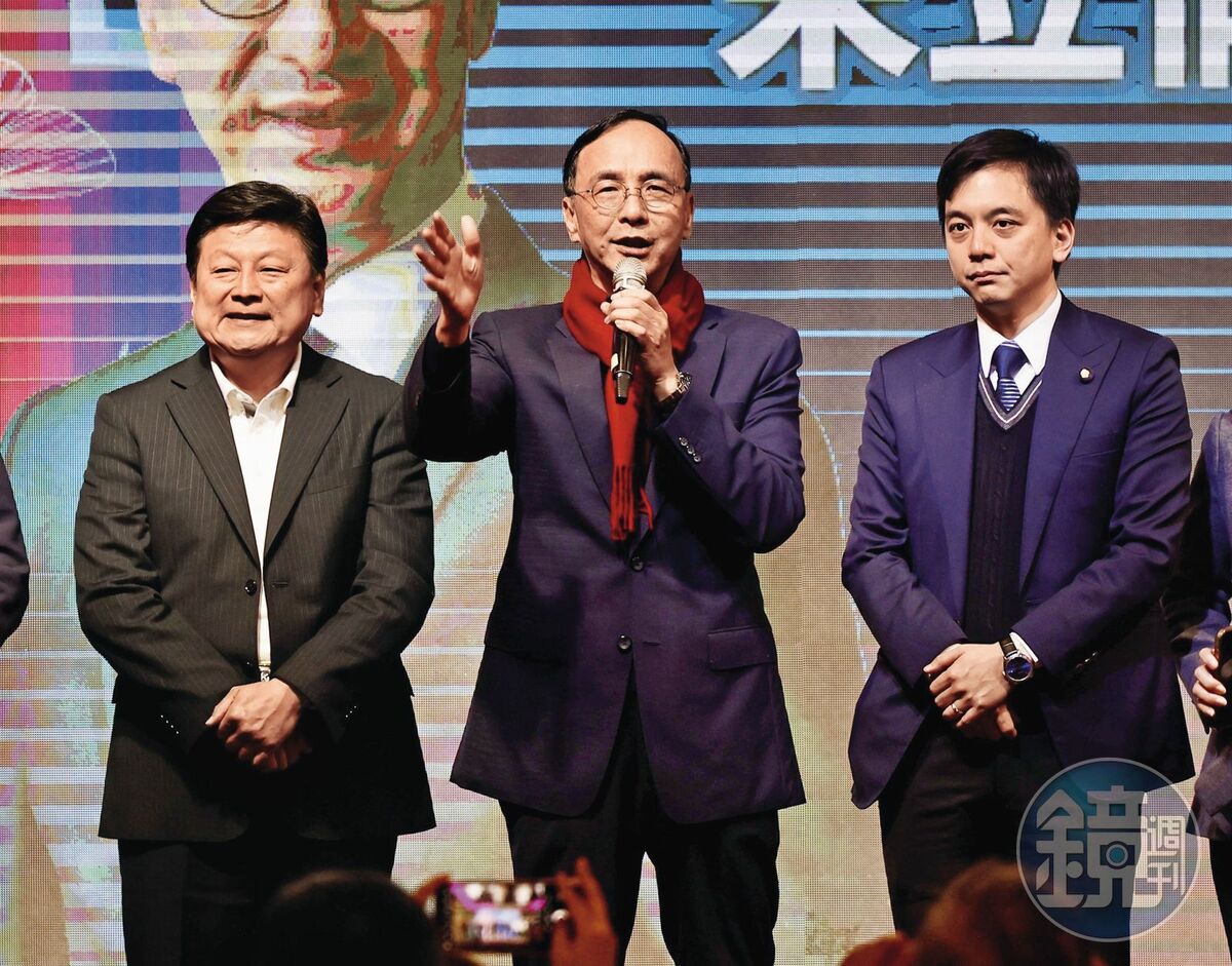 為迎戰大罷免浪潮，國民黨主席朱立倫（中）已拍板「公投綁罷免」策略，來反制罷免案。 圖：鏡傳媒