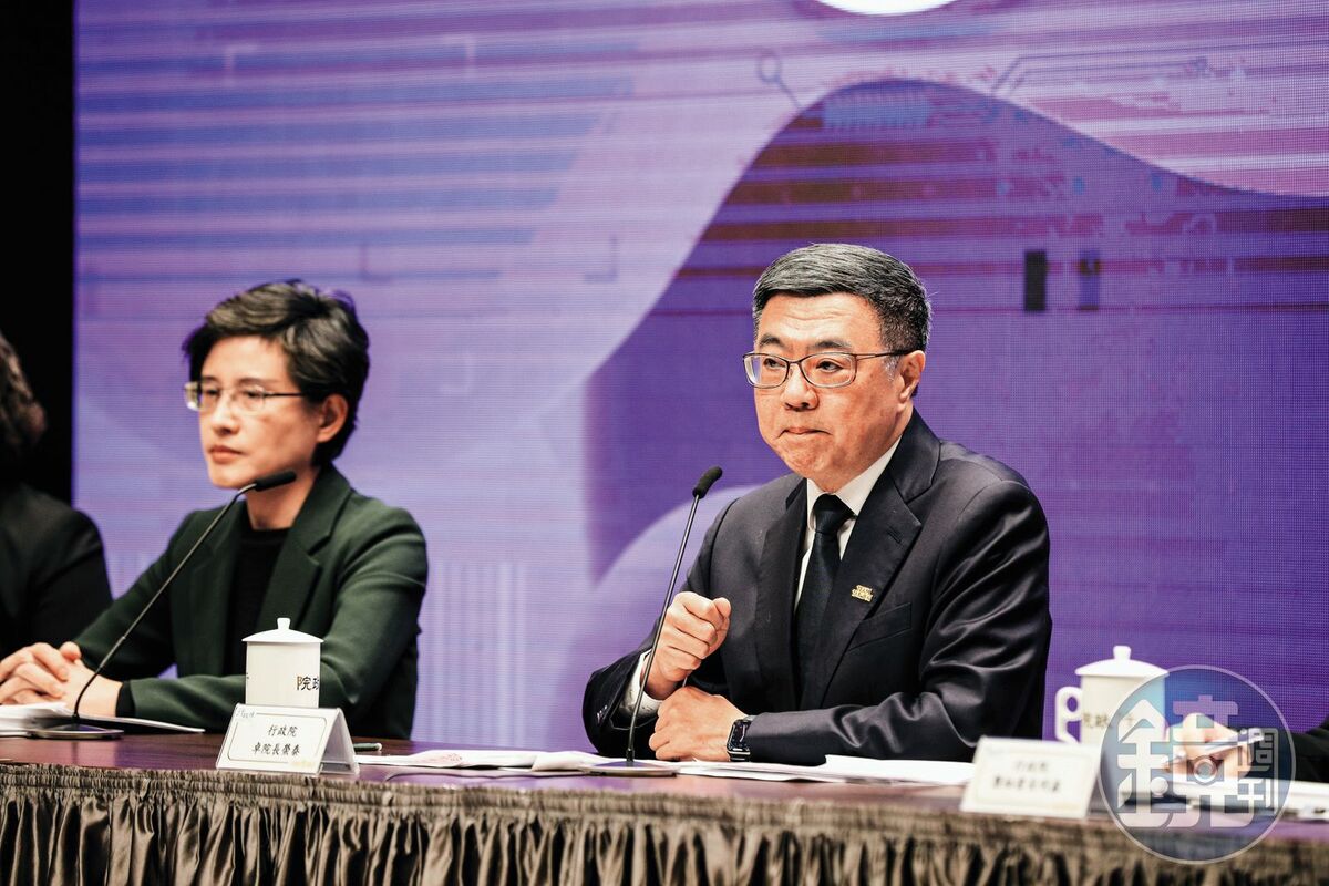 民進黨持續推進罷免攻勢，行政院長卓榮泰（右）、副院長鄭麗君（左）等執政團隊要角，都將親自下鄉參加宣講活動。 圖：鏡傳媒