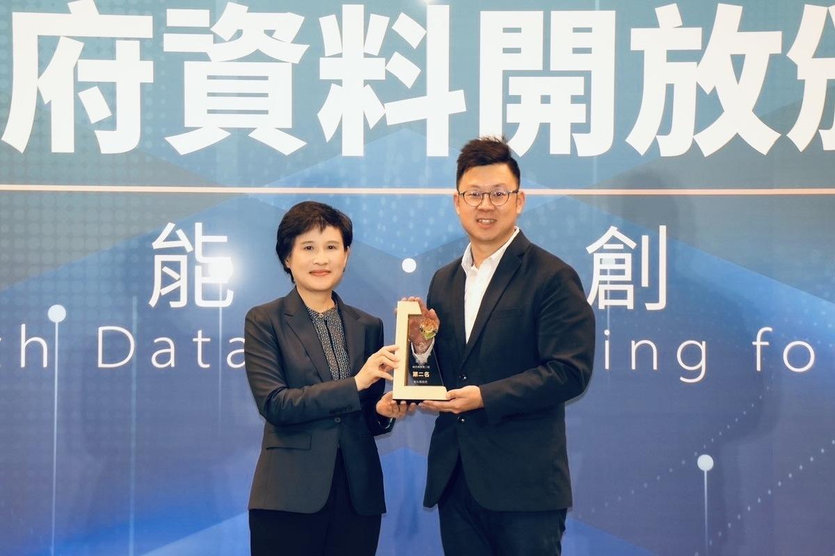 行政院副院長鄭麗君親自授獎給台中市數位發展局長林谷隆。 圖：台中市政府/提供