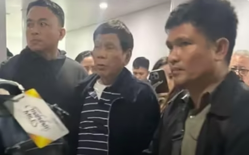 菲律賓前總統杜特地 (中) 從國外返回菲律賓後，被警方護送離開機場，之後被拘留。 圖 : 影片截圖