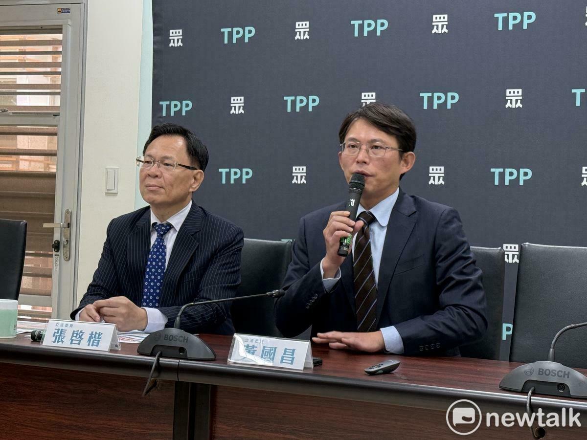 民眾黨團正副總召黃國昌（右）、張啓楷（左）。 圖：周煊惠 / 攝（資料照）