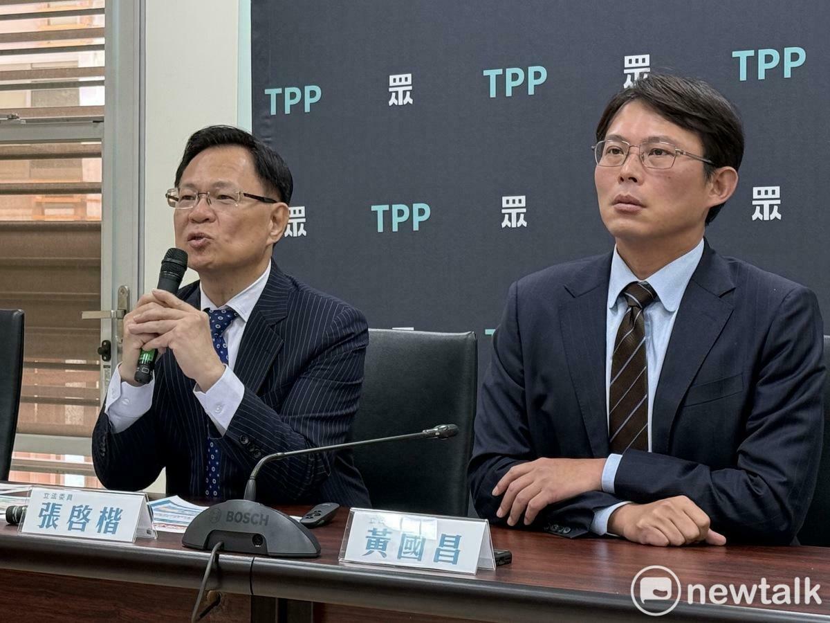 民眾黨團正副總召黃國昌（右）、張啓楷（左）。 圖：周煊惠 / 攝（資料照）