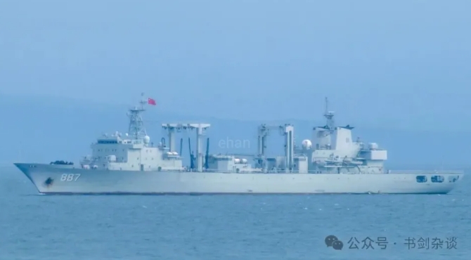 中共解放軍今年頻繁進行「聯合戰備警巡」，國防部自 17 日起舉行為期五天的「立即備戰操演」。中共解放軍補給艦微山湖號。 圖 : 翻攝自南海的波濤