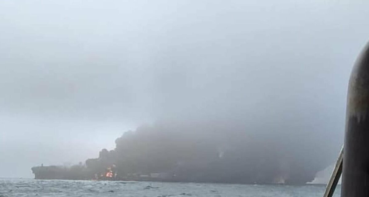 在3月10日，有一艘油輪和貨船在英格蘭東北海岸附近發生碰撞後，一艘船隻著火。 圖：截自「x」@DaveAtherton20