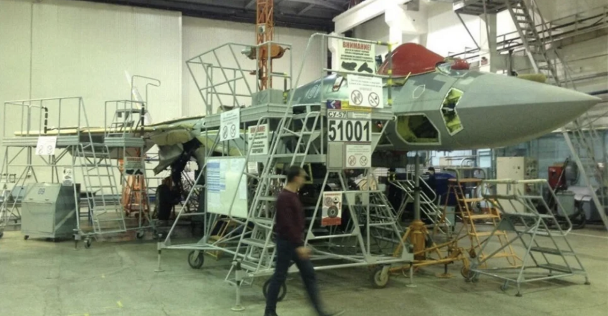 蘇-57的生產速度減緩，背後因素可能與俄羅斯軍工供應鏈受限及產線擴建有關。 翻攝自 騰訊網