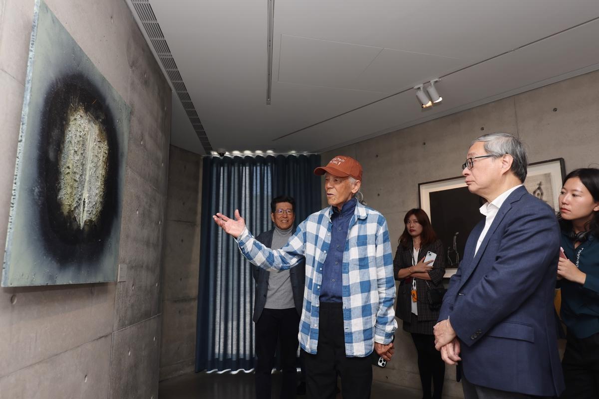 藝術家江賢二（左2）及公益平台文化基金會董事長嚴長壽（左1）帶領文化部長李遠（右2）參觀園區，並介紹作品《火與冰_24-10》。 圖：文化部提供
