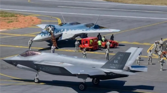 美軍F-35戰機(前)與俄軍Su-57戰機在印度航空展同框。 圖 : 翻攝自騰訊網