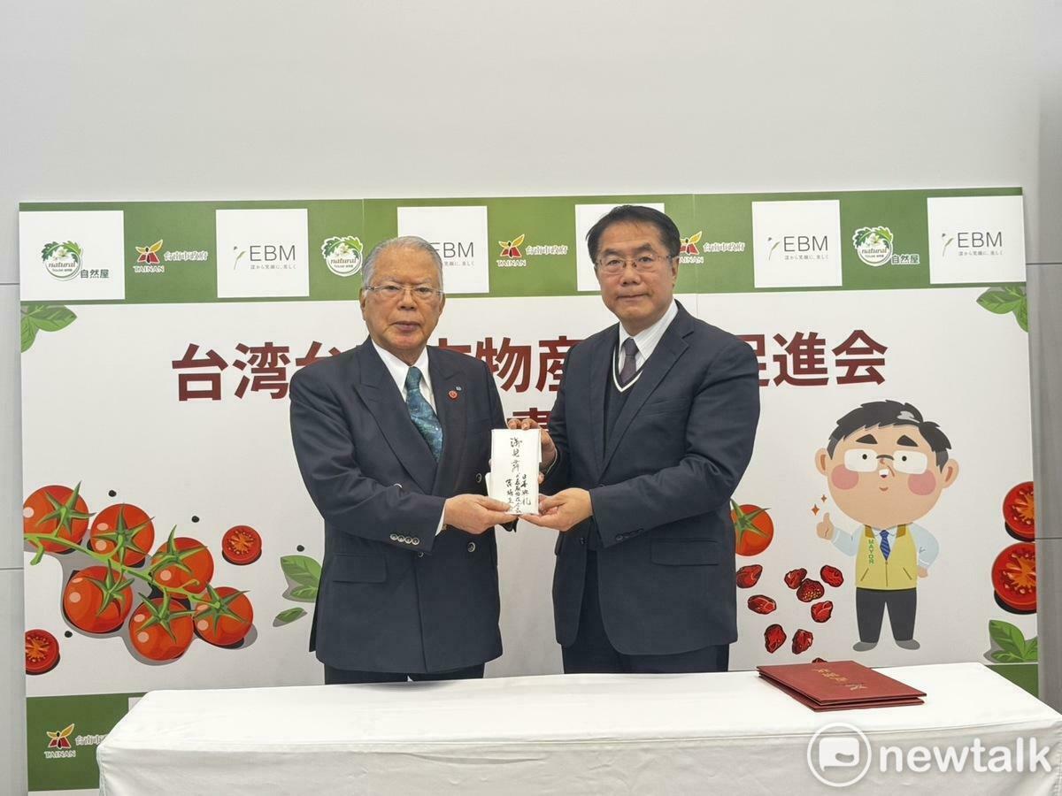 台南與日本再度展現患難與共的情誼，株式會社日本典禮會長宮地正治為0121楠西地震捐款100萬日幣，台南市長黃偉哲在東京代表接受，並回贈感謝狀表達感謝。 圖：台南市政府提供
