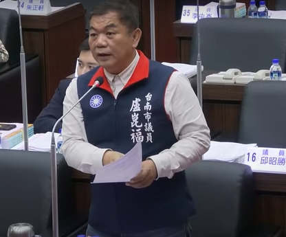 國民黨團書記長林燕祝、盧崑福都認為，市長若要在臨時會開議期間請假，應該跟三黨黨團書記長和總召告知，結果沒人知，議員們都是早上來開會才知黃市長因公到日本促銷台南市的農特產品。促銷農特產品重要，可是楠西等地發生的大地震災情也很重要。 圖：國民黨團提供