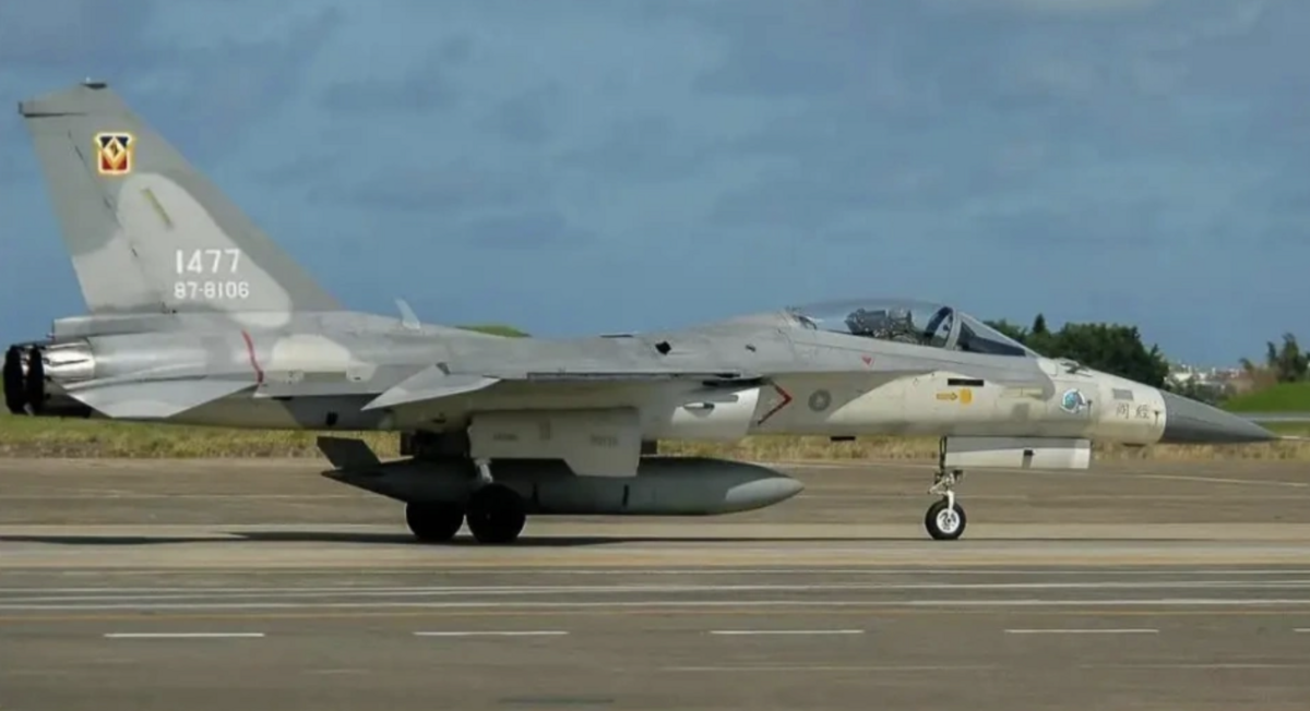 我國空軍現役兵力約 3.5 萬人，裝備約 550 架各型飛機，其中包括 140 架 F-16V 、 127 架 IDF 經國號、 53 架幻影 2000 戰機，並搭配 6 架 E-2T 空中預警機執行空防監控。 翻攝自 騰訊網