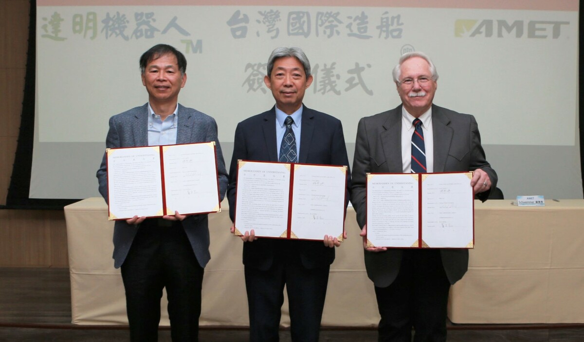 台船董事長黃正弘(中)與達明機器人及AMET代表簽署合作備忘錄。 圖：台船公司/提供