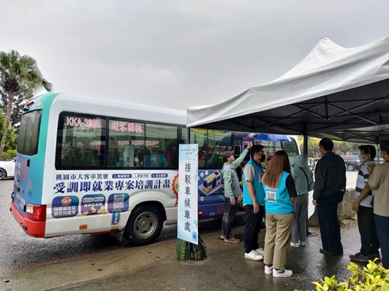 掃墓接駁專車免費接送民眾往返墓區。 圖：桃園市民政局/提供