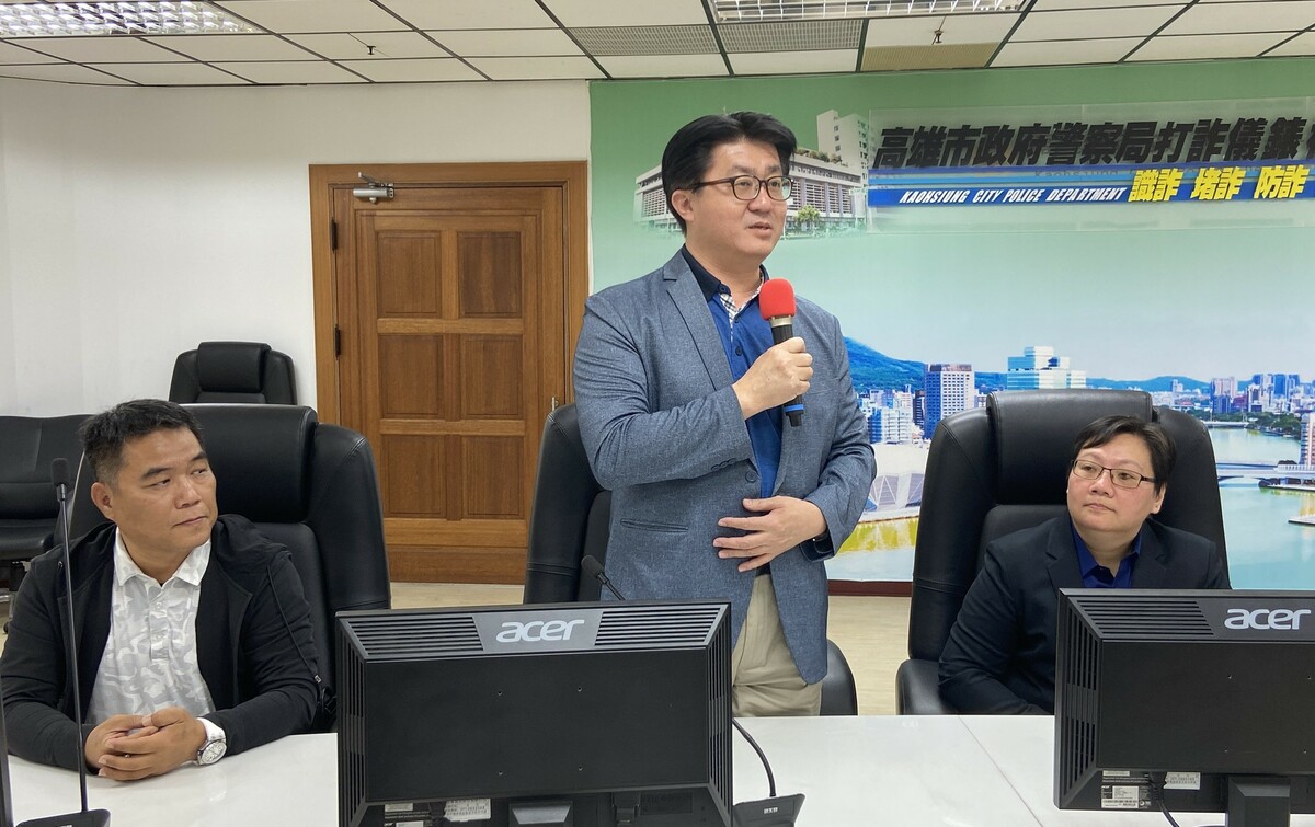 洪志勲(中)協助牽線促成龍騰生技捐贈依托咪酯類毒品快篩試劑。 圖：龍騰生技/提供