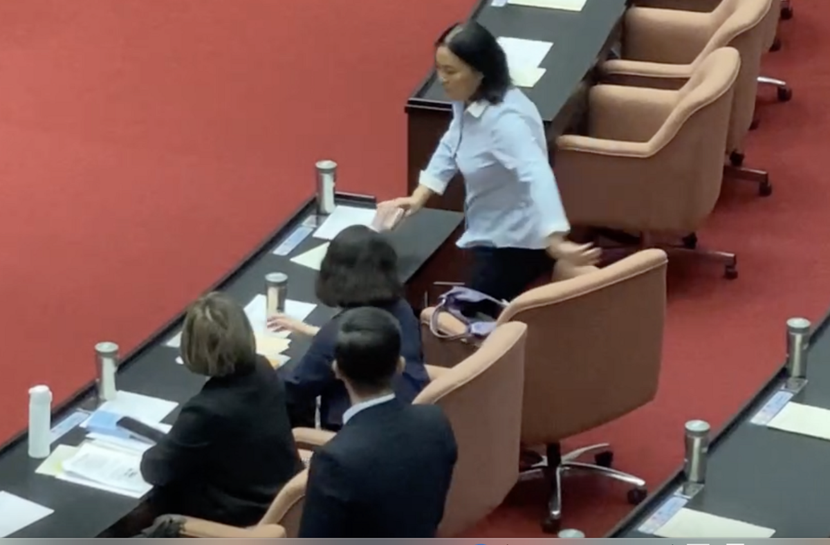 國民黨立委陳玉珍與民進黨立委吳思瑤衝突後，乾脆就拉開椅子坐在她一旁 圖：林朝億/攝