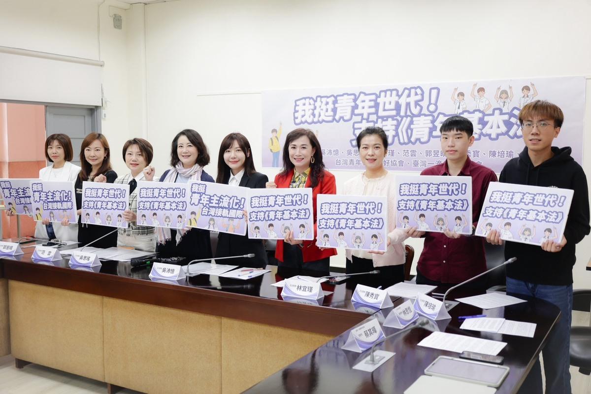 女力綠委召開記者會齊喊「挺青年」，支持《青年基本法》順利立法。 圖：立法委員吳沛憶辦公室提供