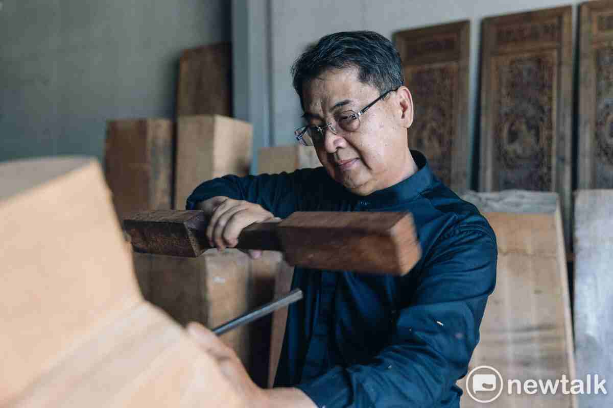 陳啓村自幼展現藝術天份，惜因艱困環境未能步上藝術教育之路，但熱愛藝術創作的他，仍從傳統神像雕刻學徒出身，努力習得精湛技藝，並吸取西方美學養分滋養藝術內涵，成功展現融合傳統與現代的極致美學，屢獲藝術大獎。 圖：陳啟村提供