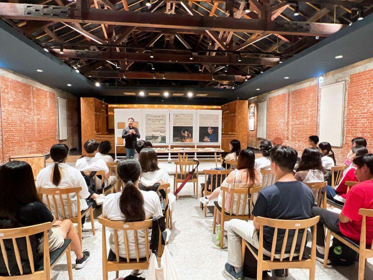 陳啓村長期投入工藝美術的推廣，與各地許多文化單位合作進行演講開課，更在國立臺南藝術大學、國立成功大學等單位開課並獲聘為教授，於大學體系傳承木雕技藝，鼓勵年輕人積極創作。 圖：陳啟村提供