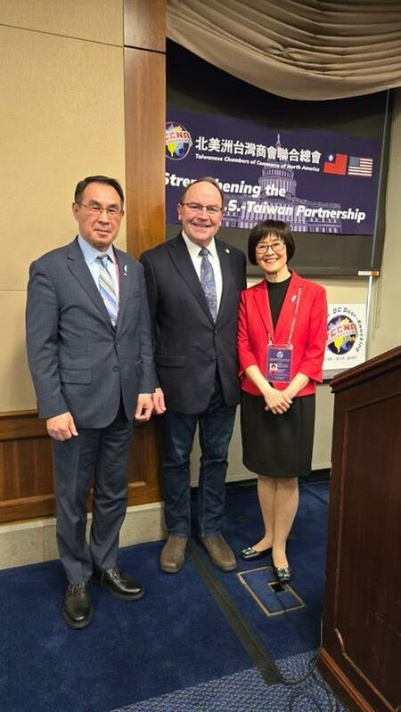 北美台商會總會長陳世修（左）與Tom Tiffany眾議員（中）合影。 圖：北美台商會/提供