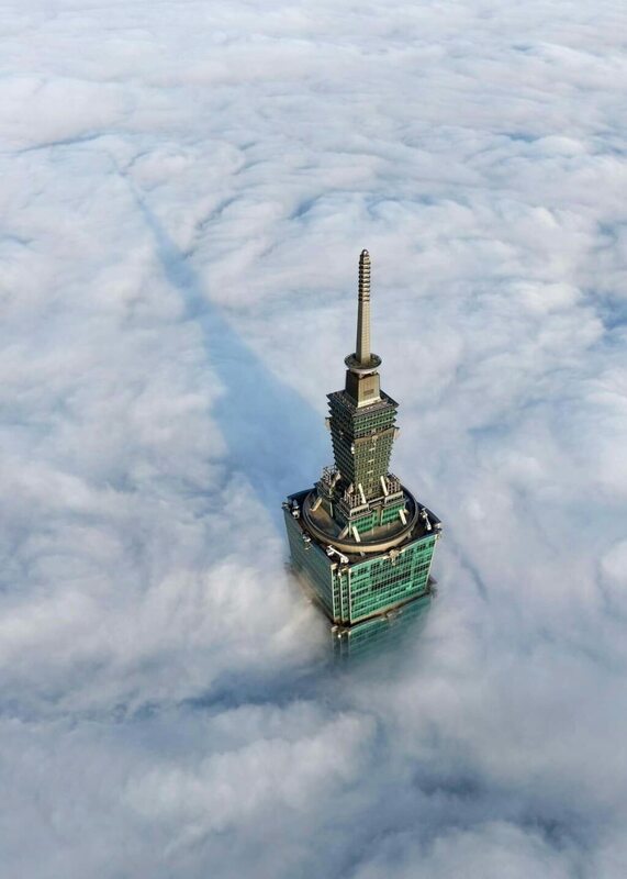 空拍師沈張鴻11日在申請相關許可之下，到台北101大樓附近空拍，成功捕捉到台北101頂端在雲海之上的美景，網友們讚嘆「神的視角」。 圖：沈張鴻提供