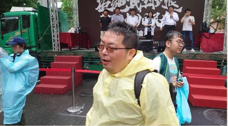 田山盛國到國民黨中央黨部大鬧，怒罵季麟連「王八蛋」，並嗆鄭麗文「去吃屎」。 圖：翻攝自四叉貓臉書（資料照）