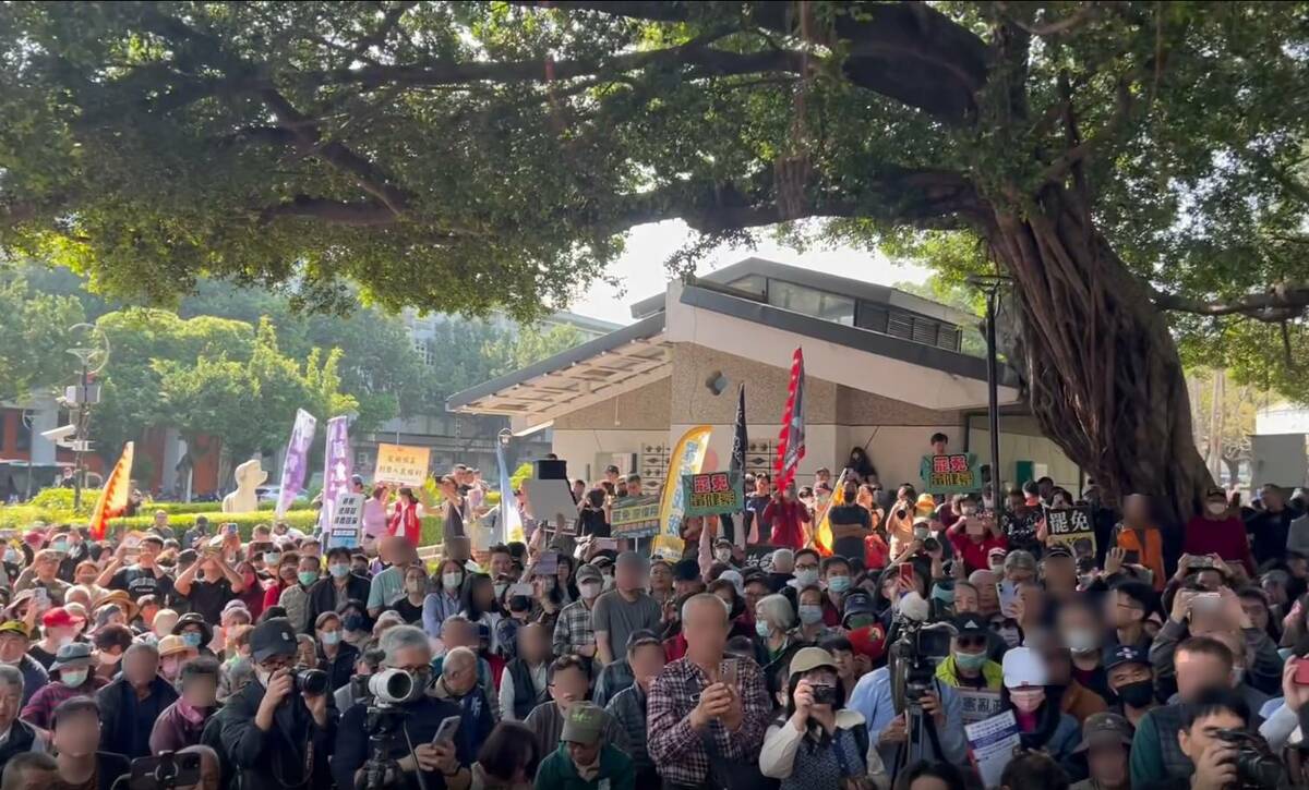 曹興誠、八炯、閩南狼、沈伯洋等人日前赴花蓮演講，現場人潮爆棚。 圖：截自八烱Threads影片