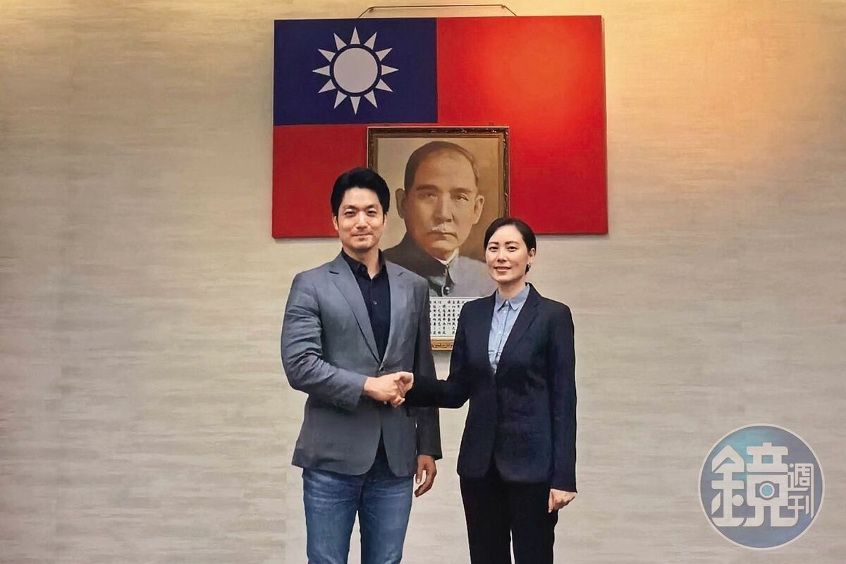 錢女（右）找台北市長蔣萬安（左）合影，讓外界以為她人脈雄厚。 圖：讀者提供
