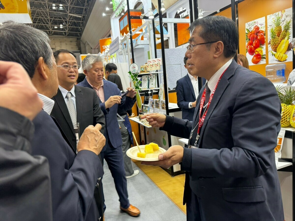 黃偉哲向在場的日本廠商大力推薦蕎麥、果醬、蜜棗鮮果、臺南食用米及加工品等臺南農特產，希望透過媒合能創造雙贏。 圖：台南市政府提供