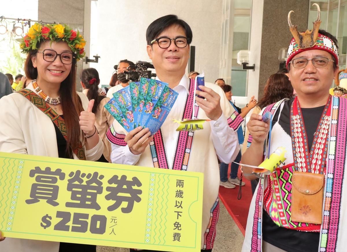 陳其邁(中)、阿布斯(左)、孔賢傑(右)現場以限量200張賞螢票提供預購。 圖：高雄市原民會/提供