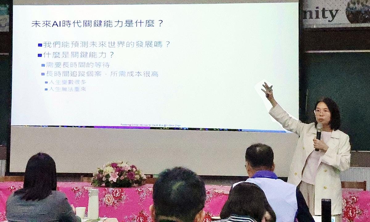 陳宜欣在演講中向校長們建議高中端AI課程或應用的大方向。 圖：高雄市教育局/提供
