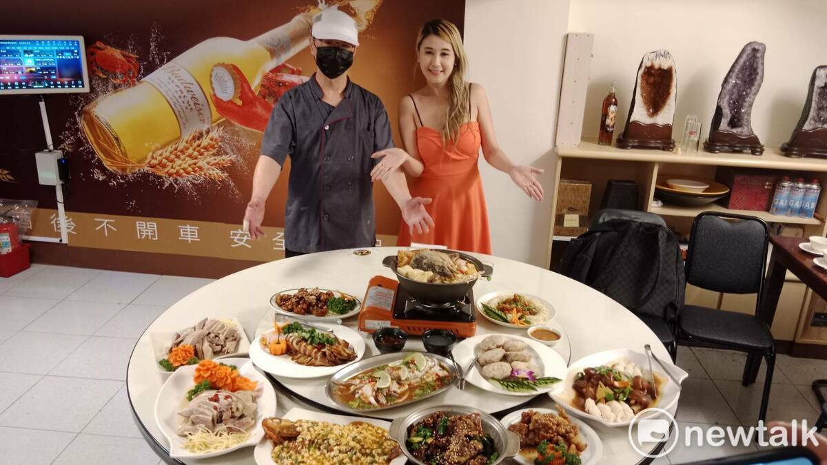 主廚阿程師(左)與人氣網紅羅嵐推薦「復興鵝肉」美味菜色。 圖：孫家銘攝