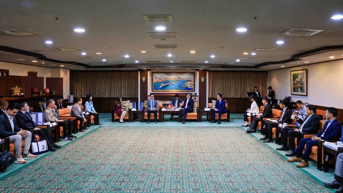 美國華裔民選官員協會訪團拜會高市府，針對城市治理、極端氣候因應及台美教育等議題交換意見。 圖：高雄市行國處/提供