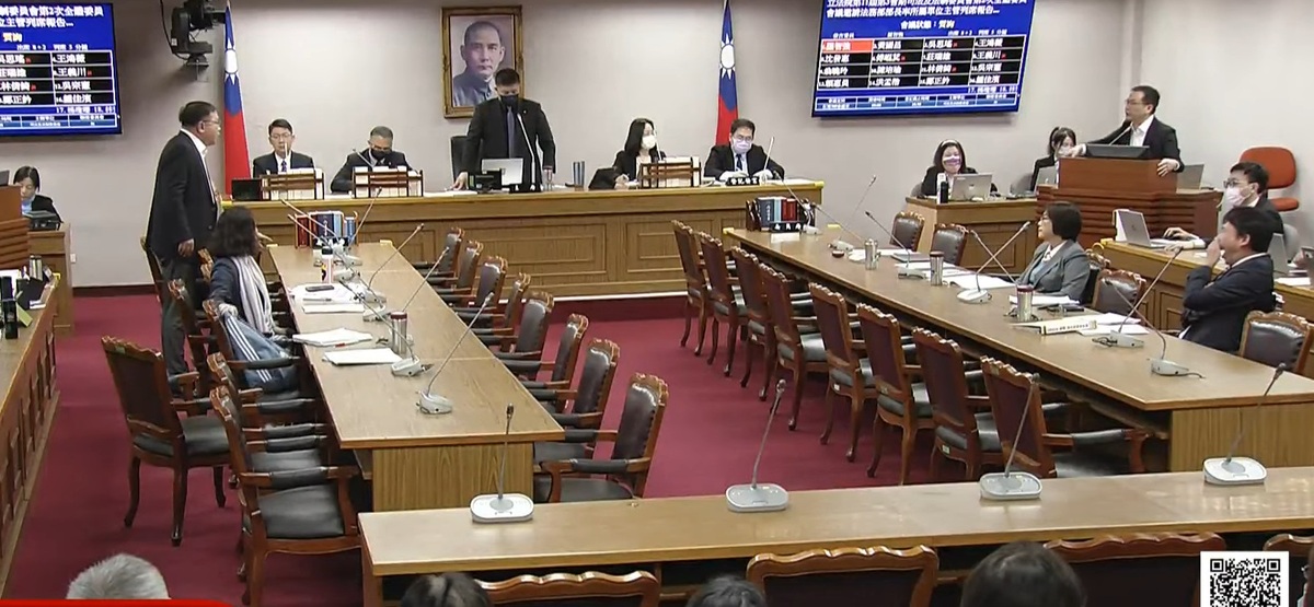 國民黨立委羅智強（圖右）質詢關切京華城案爭議，引發民進黨立委王義川（圖左）的不滿。 圖：擷取自國會頻道