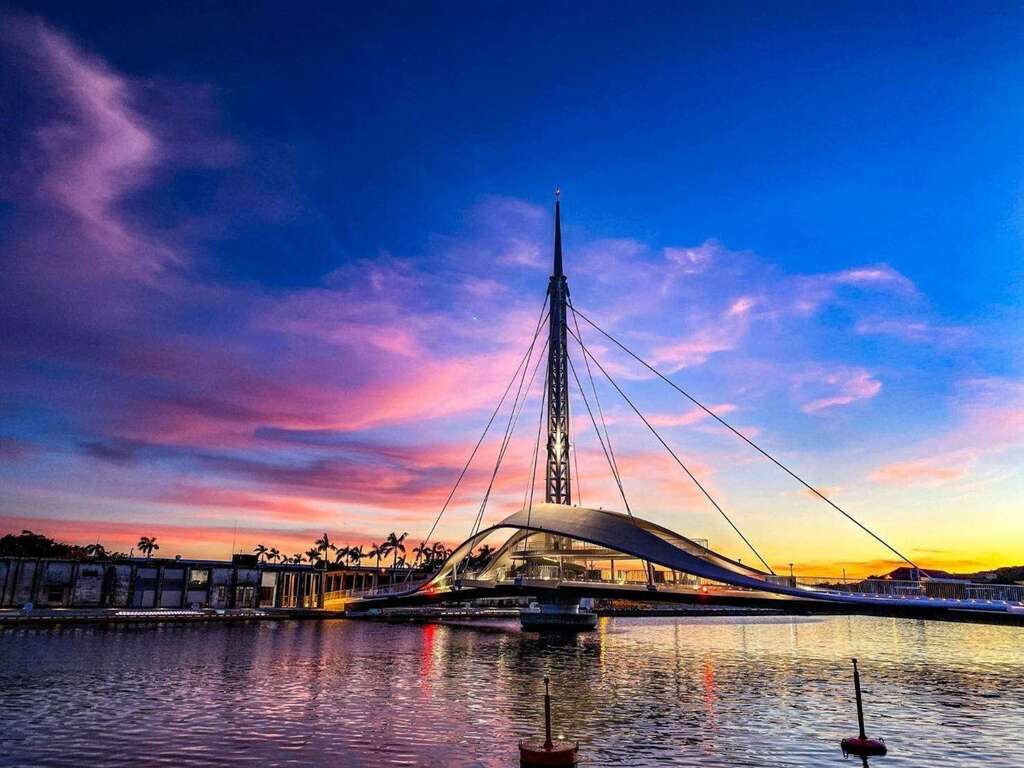 駁二藝術特區大港橋將昔日繁華景致盡收眼底。 圖：高雄市觀光局/提供