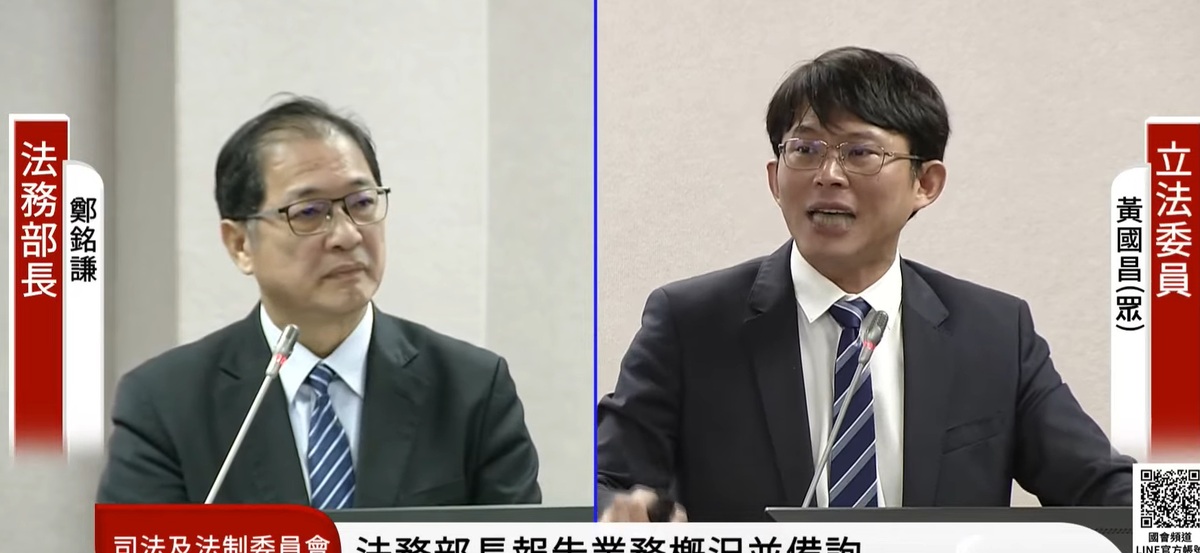 民眾黨立委黃國昌抓包法務部的業務報告大量抄襲過去的報告內容。 圖：擷取自國會頻道