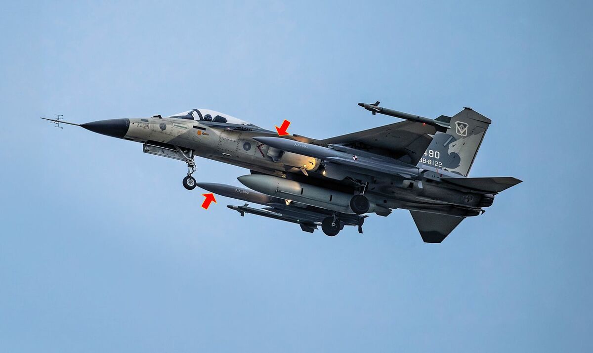 IDF掛載雄三空射型反艦飛彈（箭頭處）首次試飛成功。 翻攝IDF經國號粉專