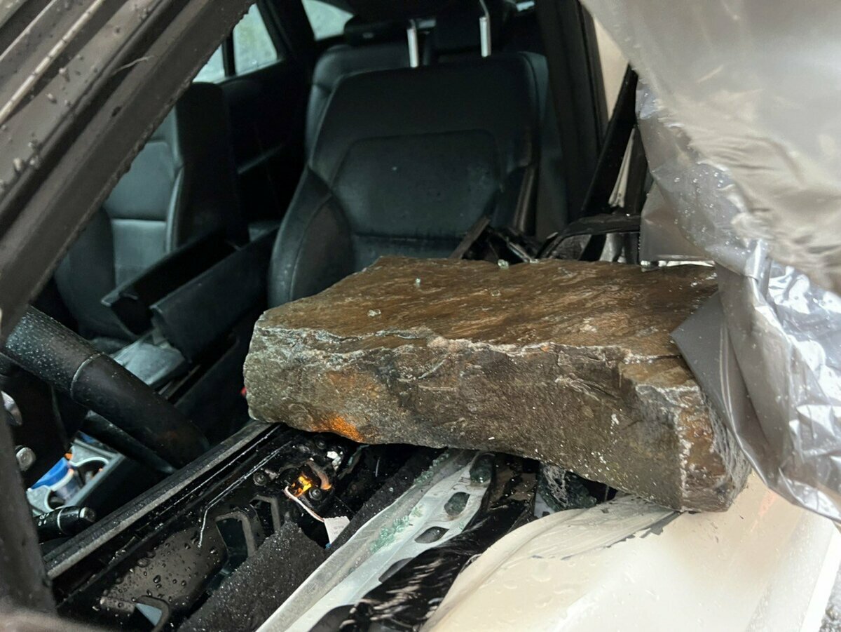 交通部公路局表示今日中午12時通行班次遭遇落石，造成1名駕駛受傷。 圖：公路局／提供