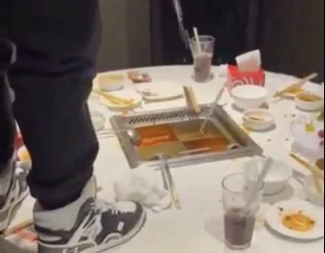 海底撈上海一間門市日前遭曝光，兩名男子在包廂內用餐時，竟直接對著火鍋湯底小便。 翻攝自 X idomaru 影片截圖