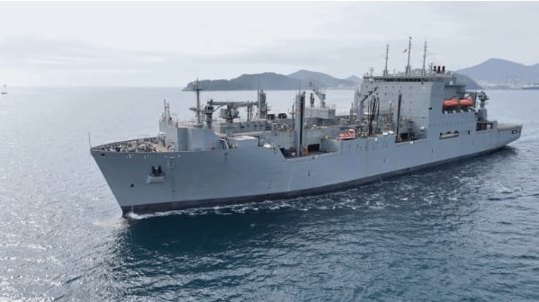 在完成為期 6 個月的維護修理工作後，美國海軍支援艦華利舒拉號( USNS Wally Schirra )於當地時間 13 日下午離開南韓造船公司韓華海洋的維修廠，成為首個南韓造船廠為美軍提供船隻維護服務的案例。圖為維護後的華利舒拉號。 圖：韓華海洋 提供