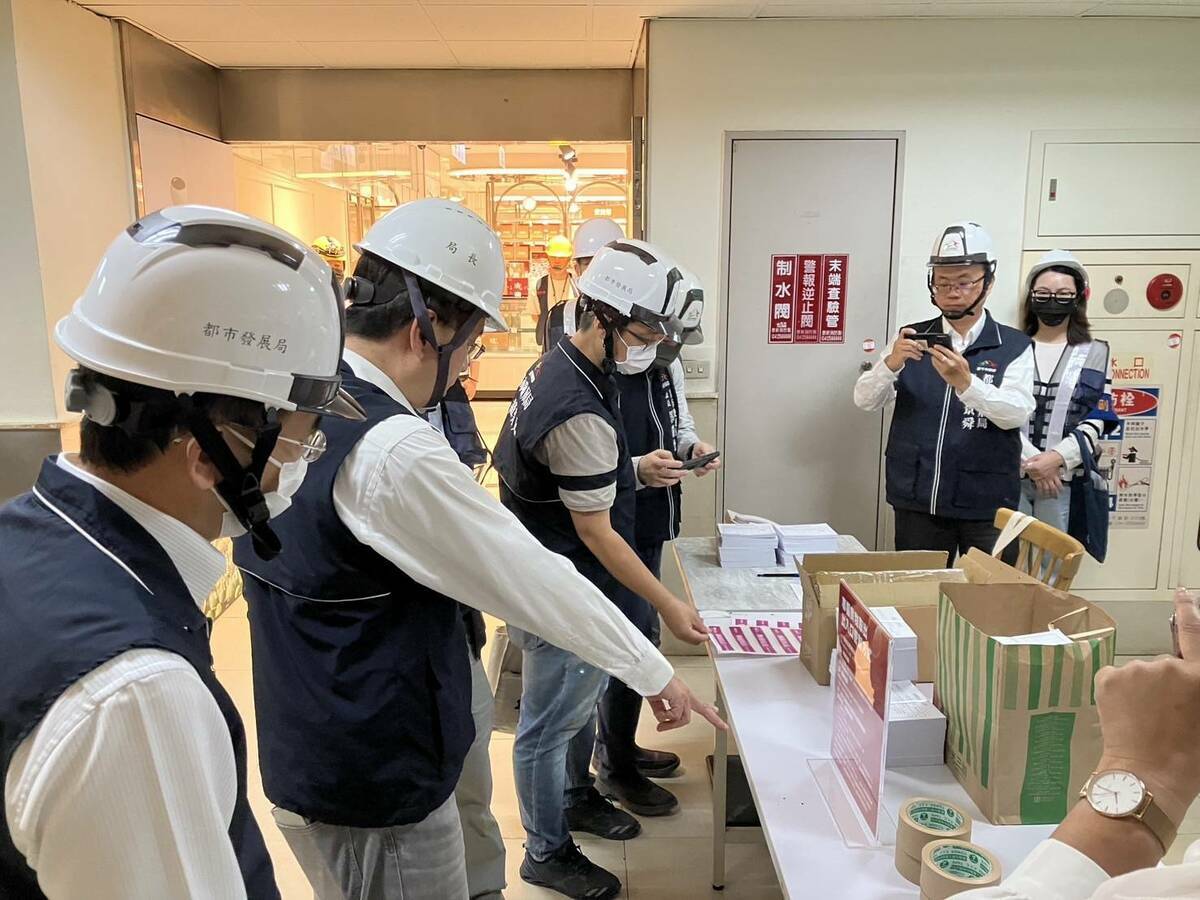 新光三越今（14）日開放人員入店取貨，過程嚴格管制。 圖：新光三越/提供