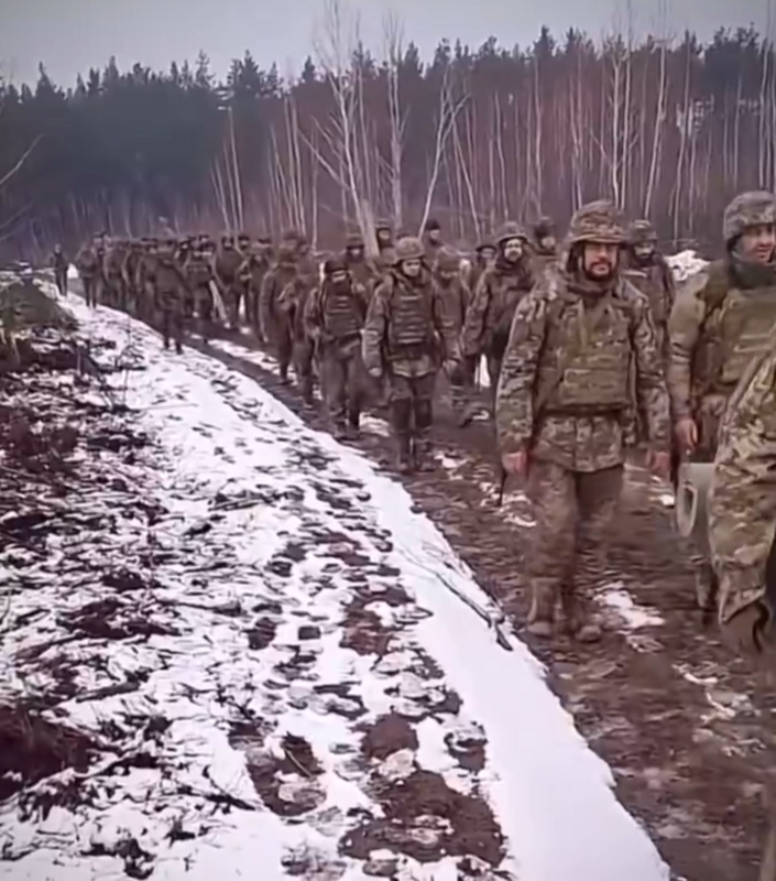 烏軍部隊前往前線作戰。 圖：翻攝自 UKRAINIAN SQUAD X 帳號