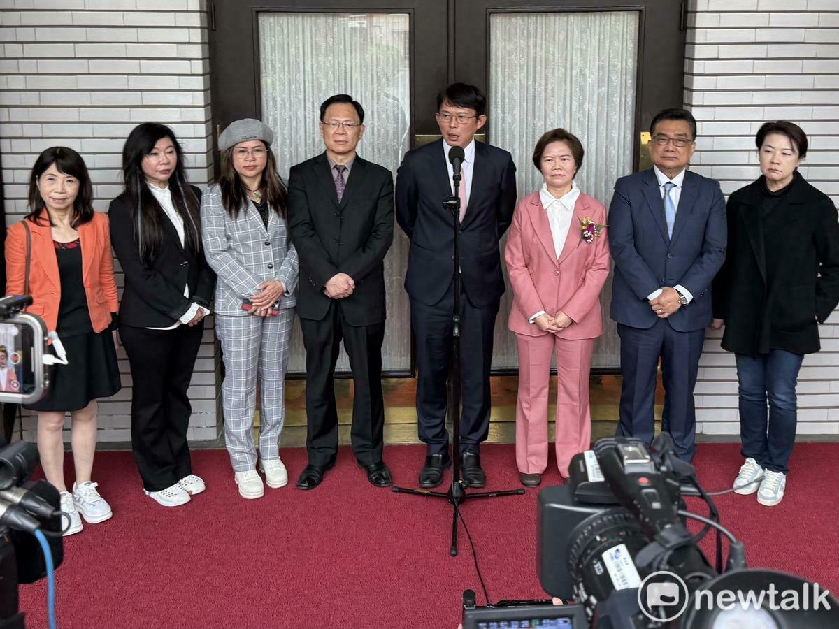 民眾黨團8席立委，左起為陳昭姿、林憶君、麥玉珍、張啓楷、黃國昌、劉書彬、林國成、黃珊珊。 圖：周煊惠 / 攝