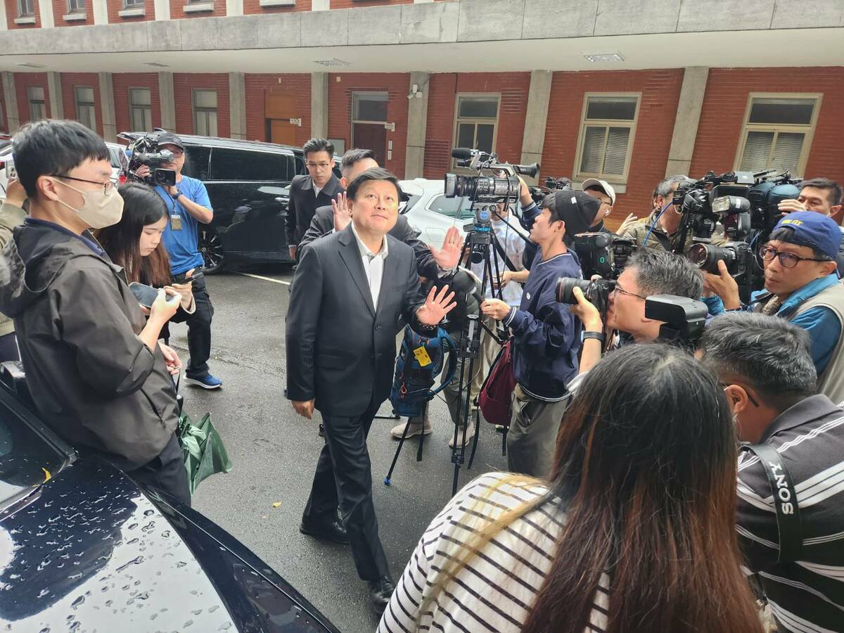 國民黨立委傅崐萁於立法院召開記者會，回應花蓮住遭搜索一事。 圖：黃建豪/攝