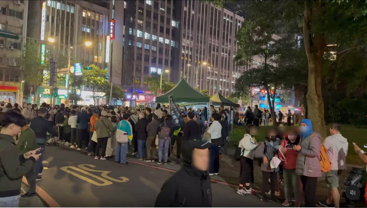 「山除薇害」團體表示，「應王鴻薇要求」設立「太空連署站」，排隊人潮繞了好幾圈，草地上的石椅、路邊的垃圾桶、變電箱、所有可墊寫的平面都被民眾拿來填寫二階連署。 圖：截自八炯Threads影片