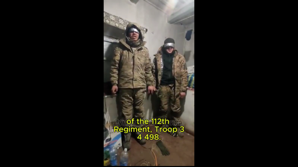 從烏軍公布的畫面中可見，兩名被俘的俄軍士兵雙眼被蒙住，在烏軍掌控下發表聲明：「我們是 112 團 33498 部隊的戰士，感謝第五獨立機械化重旅的無人機操作員，我們也向『前線士兵的思念』電報頻道表達感謝。榮耀屬於烏克蘭。」 圖:翻攝自影片