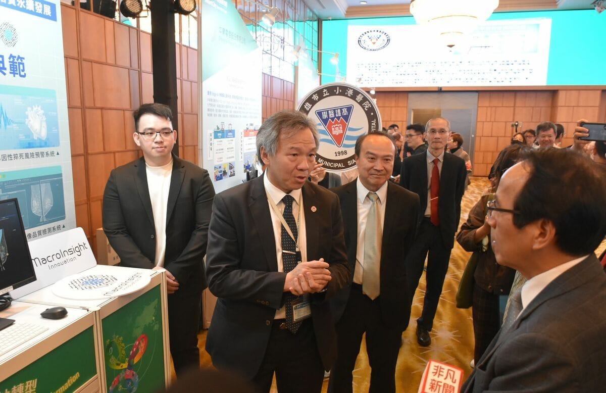 高醫副院長戴嘉言(左)介紹高醫大醫療體系AI應用與智慧醫療成果。 圖：孫家銘攝