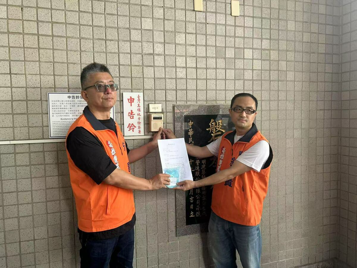 「高雄雙罷劫」負責人徐尚賢(右)陪同總幹事朱磊(左)至雄檢按鈴申告黃捷妨害名譽。 圖：高雄雙罷劫團隊/提供