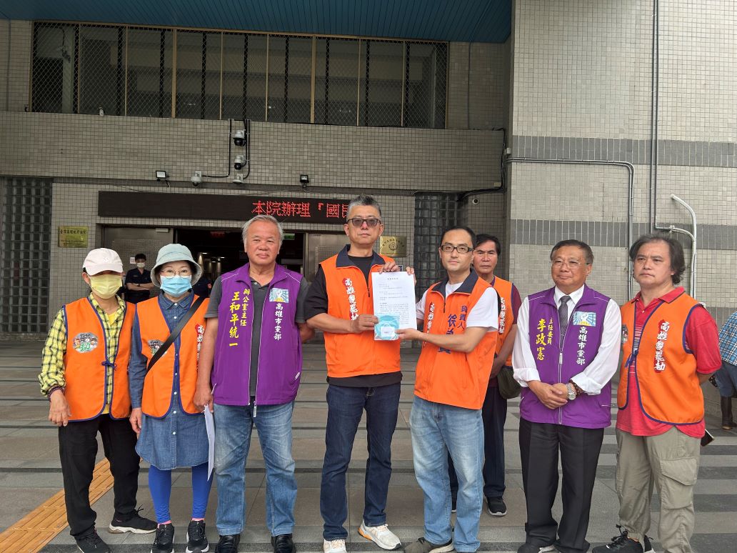 「高雄雙罷劫」團隊按鈴申告黃捷，支持團體到場聲援。 圖：高雄雙罷劫團隊/提供