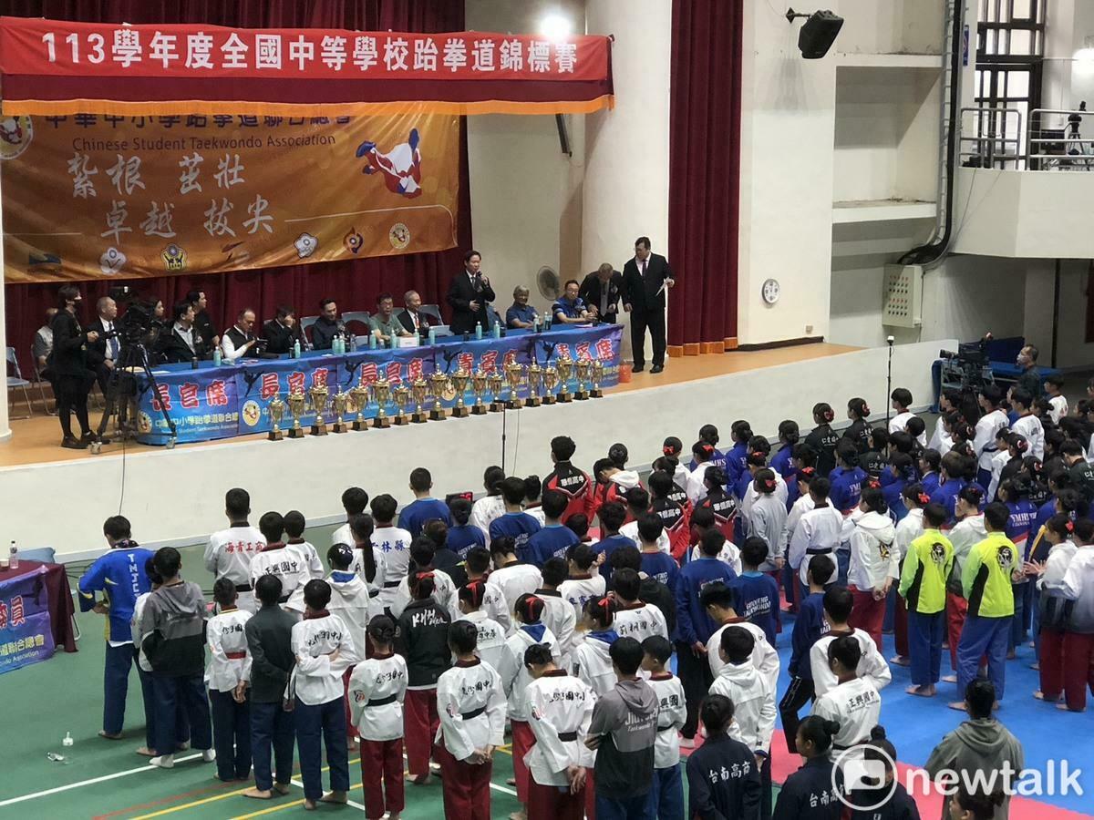為推展全民健康運動及提升國際競技實力，落實推展中等學校跆拳道運動向下紮根、向上茁壯計畫，昨起一連三天在臺南市立新營體育館舉辦「113學年度全國中等學校跆拳道錦標賽」，數百位優秀選手同場較勁爭取佳績，競爭十分激烈。 圖：黃博郎／攝