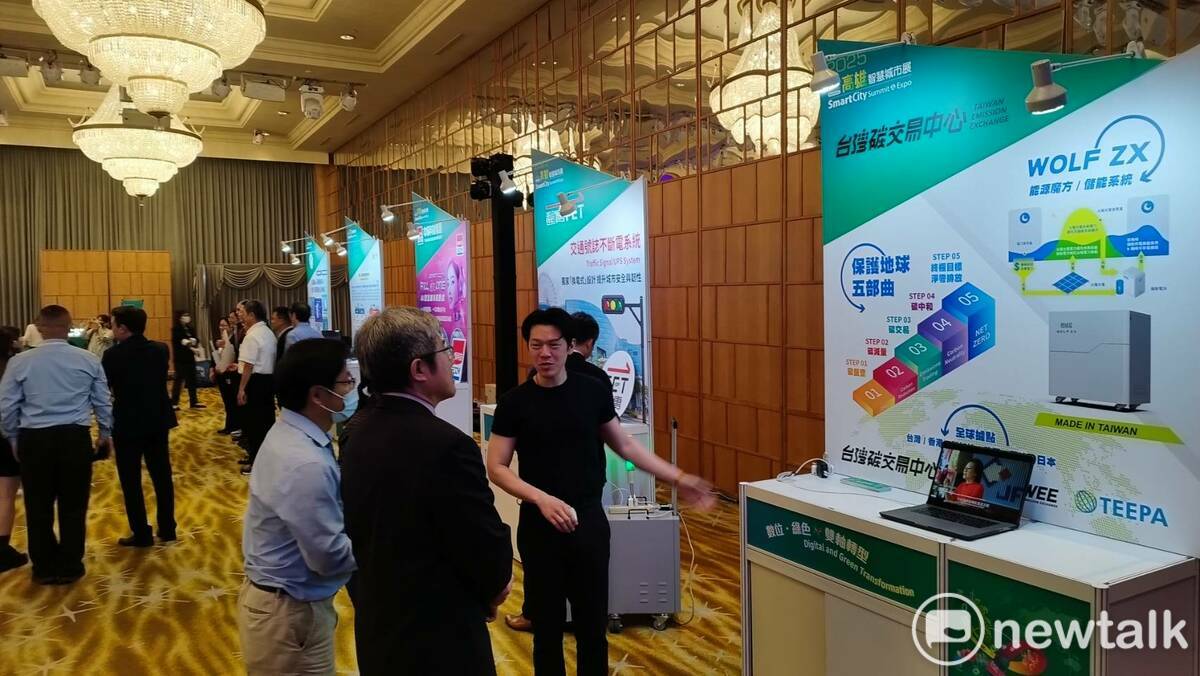 第四屆智慧城市論壇暨展覽，參展攤位涵蓋5G AIOT、智慧治理、智慧醫療、綠能永續、智慧交通等多元應用方案。 圖：孫家銘攝